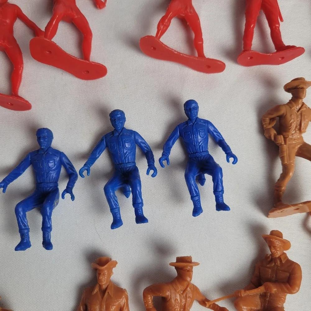 Vintage Cowboys & Indians Plastic Toy Figures Lot Of 33